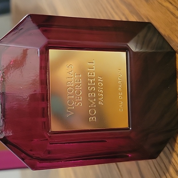 BRAND NEW! Victoria's Secret Bombshell Passion Eau De Parfum - Picture 3 of 4
